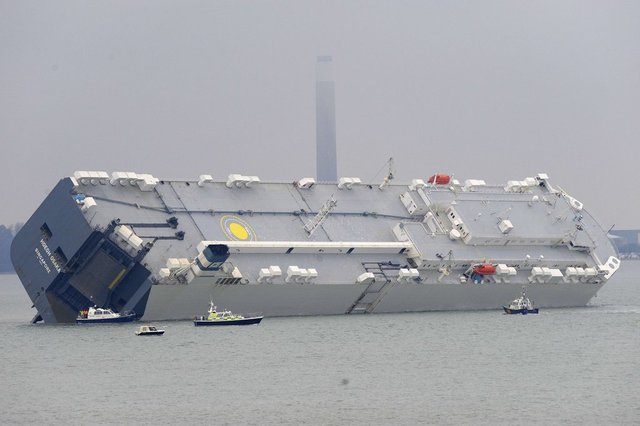 英国巨型货轮撞上堤坝侧翻 25名船员全部获救