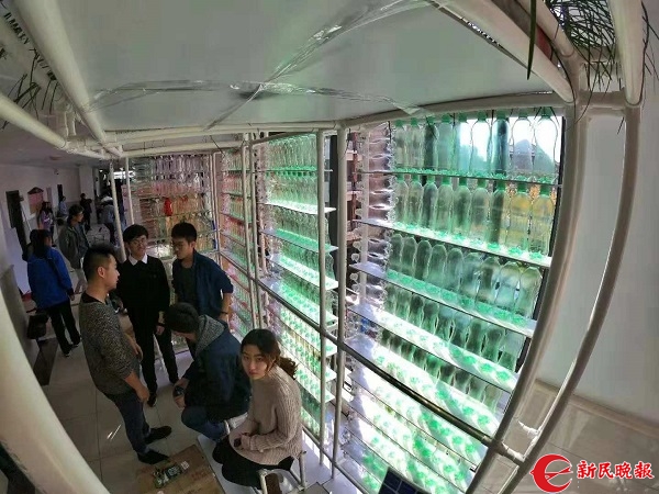飲料瓶拼搭候車亭 機器人打高爾夫 1600余名申城“未來工程師”比動手能力