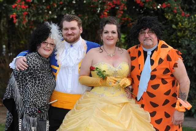 澳夫婦舉辦卡通主題婚禮 扮成"美女與野獸"