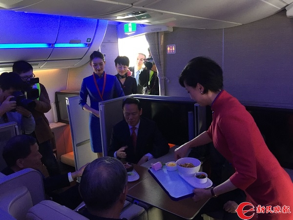 东航首架A350客机上午抵沪 全球首发包厢式公务舱