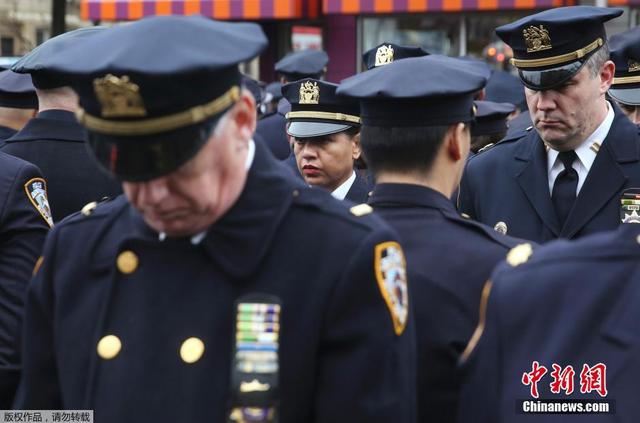 纽约遇袭华裔警员葬礼举行 数百警员“转身”抗议市长