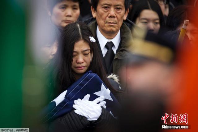纽约遇袭华裔警员葬礼举行 数百警员“转身”抗议市长