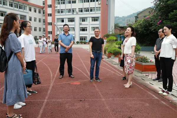 乐山市金口河区委书记张建红走进校园调研开学工作