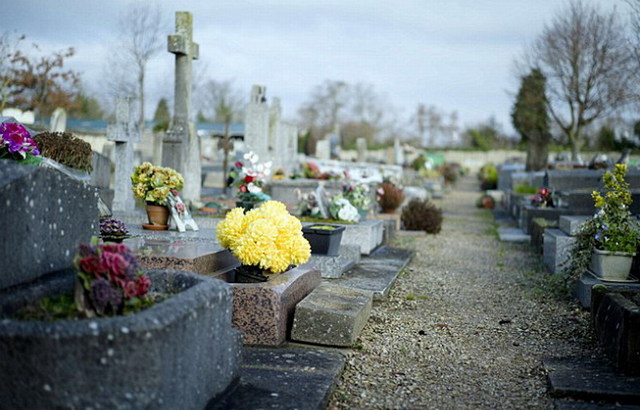 法国一市长拒绝吉普赛女婴入葬公墓 被批种族歧视