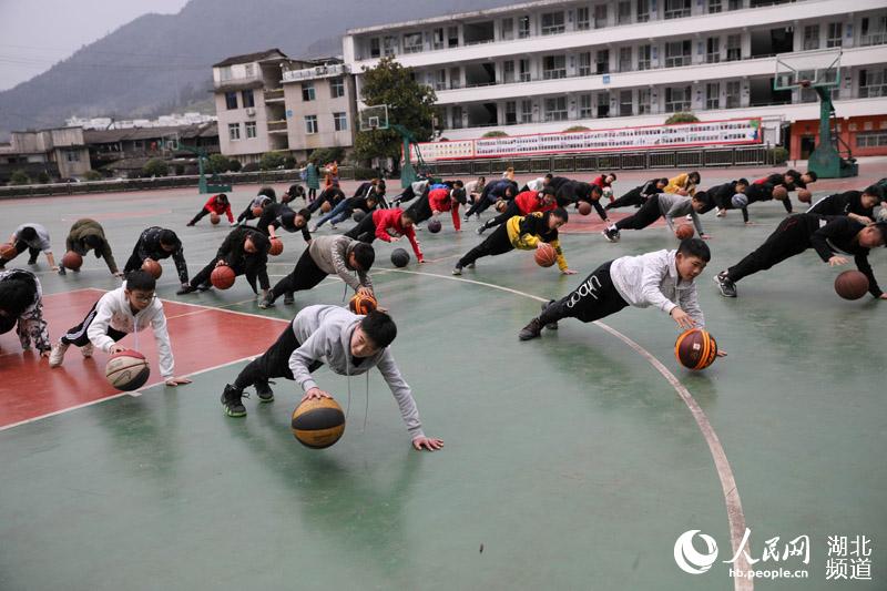 湖北鶴峰：下象棋打籃球 學生選課走班嗨翻校園