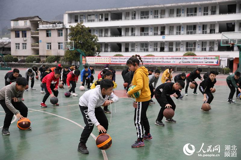 湖北鹤峰：下象棋打篮球 学生选课走班嗨翻校园