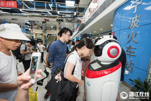 宁波“智”造机器人地铁“指路”