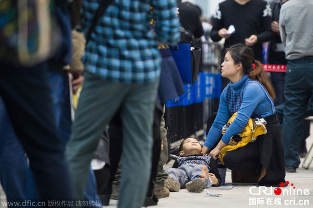 深圳未上牌小汽车开始公证 排队市民人山人海场面火爆