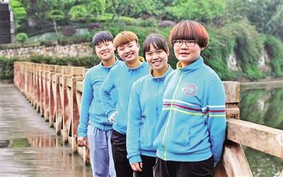 【科教 标题 摘要】接力救起落水女子 四名重庆女孩被赞“英勇姐”