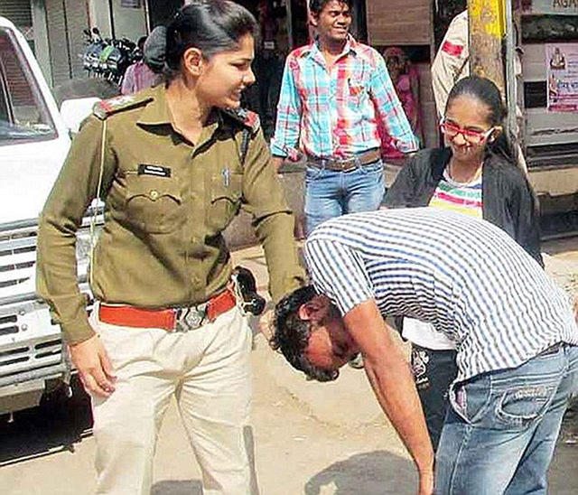 印度男子骚扰女性遭另类惩罚 被受害者当众打屁股