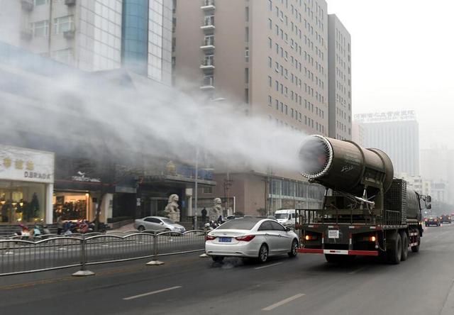 鄭州街頭現“防霾神器”霧炮車