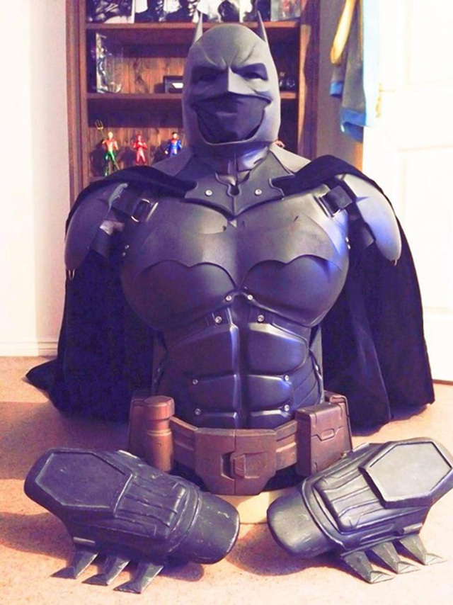 英国男子用3D打印制出酷炫"蝙蝠侠"战衣