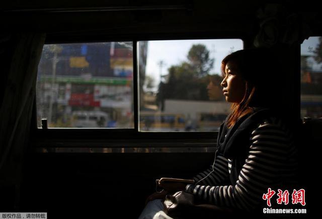 尼泊尔加德满都现女性巴士专防"咸猪手"
