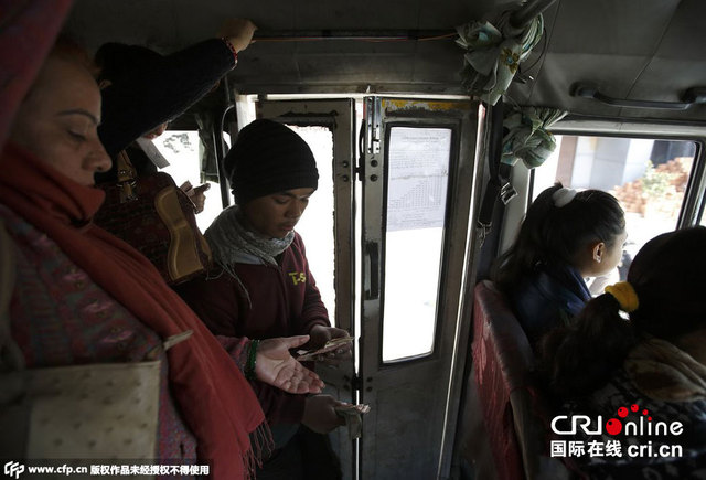 尼泊尔加德满都现女性巴士专防"咸猪手"