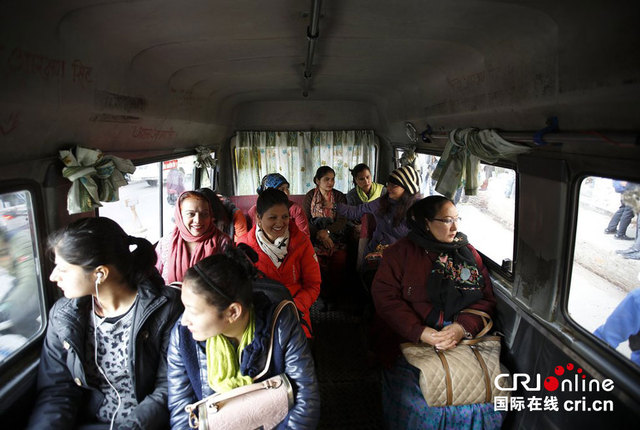 尼泊爾加德滿都現女性巴士專防"鹹豬手"