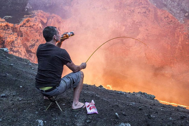 新西蘭男子坐火山口烤棉花糖喝啤酒