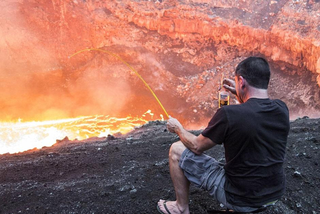 新西蘭男子坐火山口烤棉花糖喝啤酒