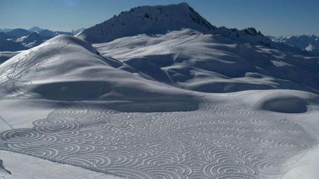 英国艺术家用双脚在雪地绘制几何图形