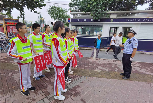 漢中交警組織轄區學生開展交通安全實踐活動