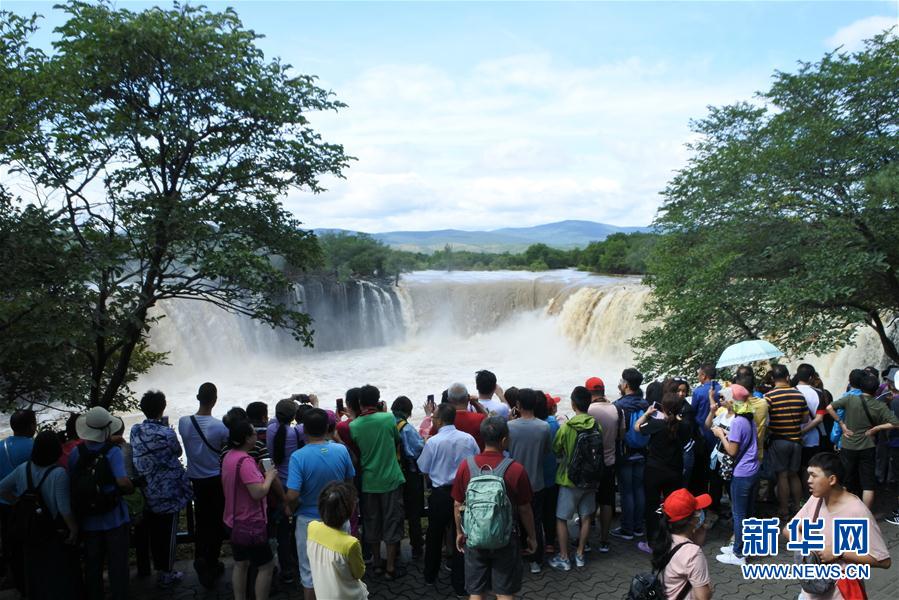 黑龙江镜泊湖：“环形飞瀑”引客来