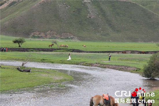 图片默认标题_fororder_乌兰河静静流淌过乌兰木都草原，引得游人纷纷驻足拍照_副本_副本