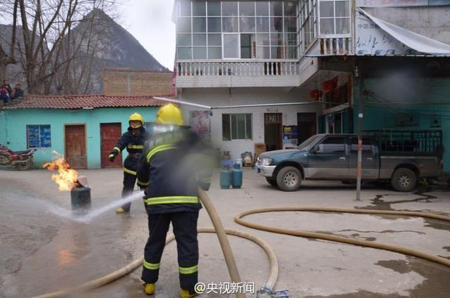 贵州又现“抱火哥” 冒死转移着火液化气罐