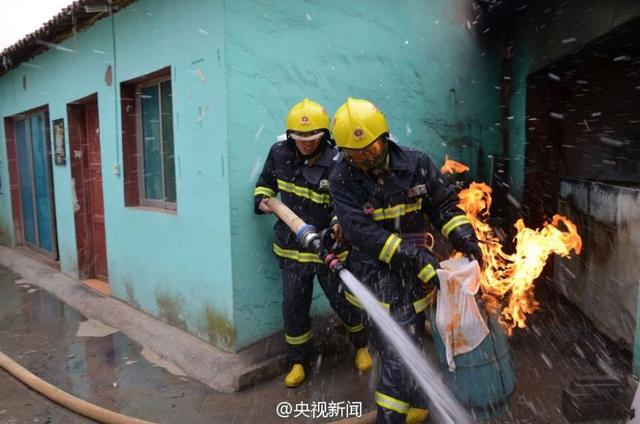 贵州又现“抱火哥” 冒死转移着火液化气罐