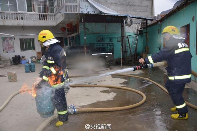 贵州又现“抱火哥” 冒死转移着火液化气罐