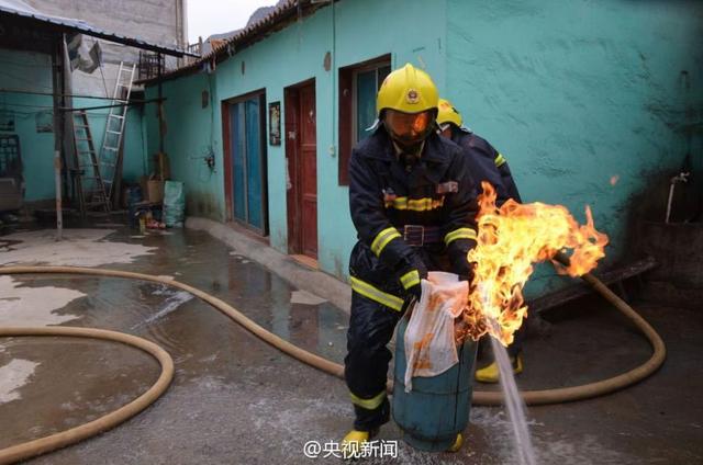 贵州又现“抱火哥” 冒死转移着火液化气罐