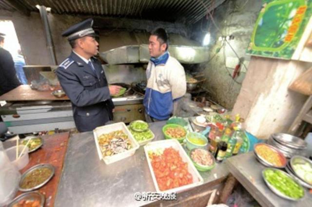 直击郑州“黑盒饭”制作现场