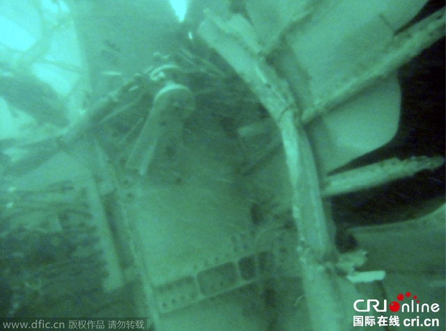 印尼搜救人員通過水下照片發現亞航失事客機尾部