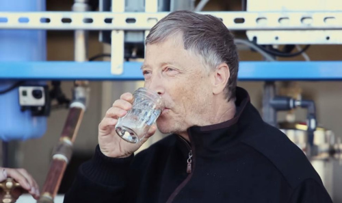 盖茨体验排泄物转饮用水机器 大赞想每天喝