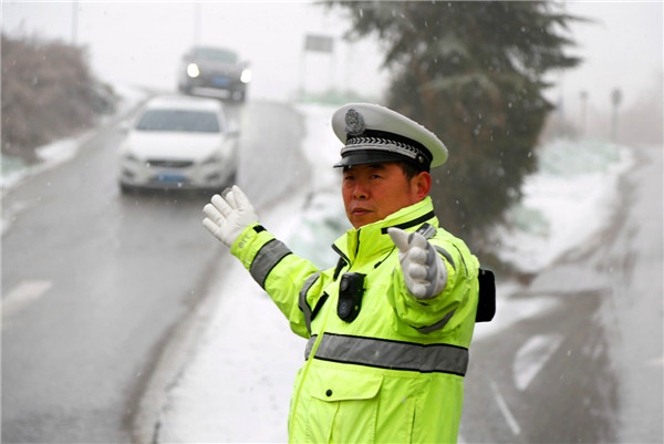 陕西渭南：以雪为令 全力保障群众出行安全
