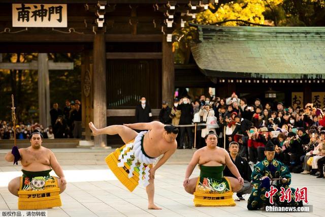 日本相扑表演迎接新年到来