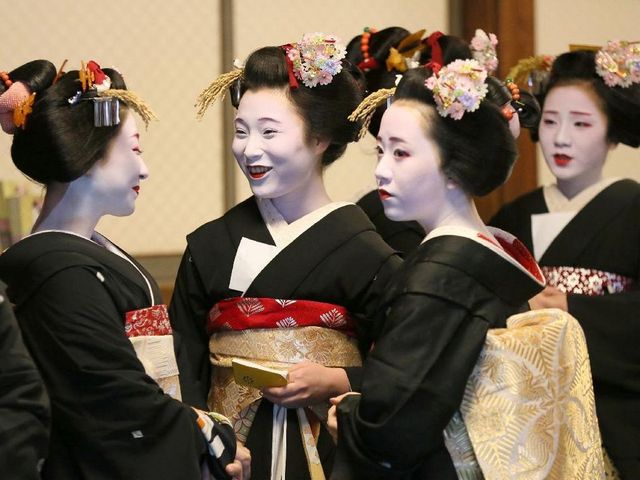 日本京都花街藝妓舉行新年開業儀式