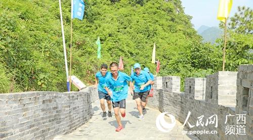 广西越野登山赛在覃塘区蒙公镇凤凰山景区举行