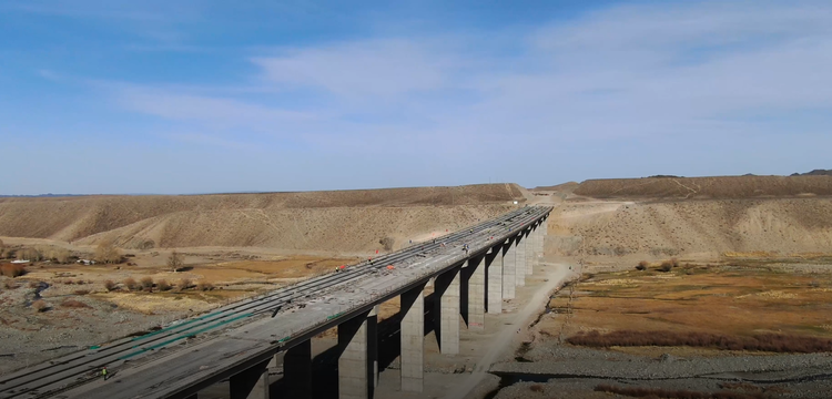 世界最長沙漠高速“最後一公里”首段貫通 中國鐵建承建