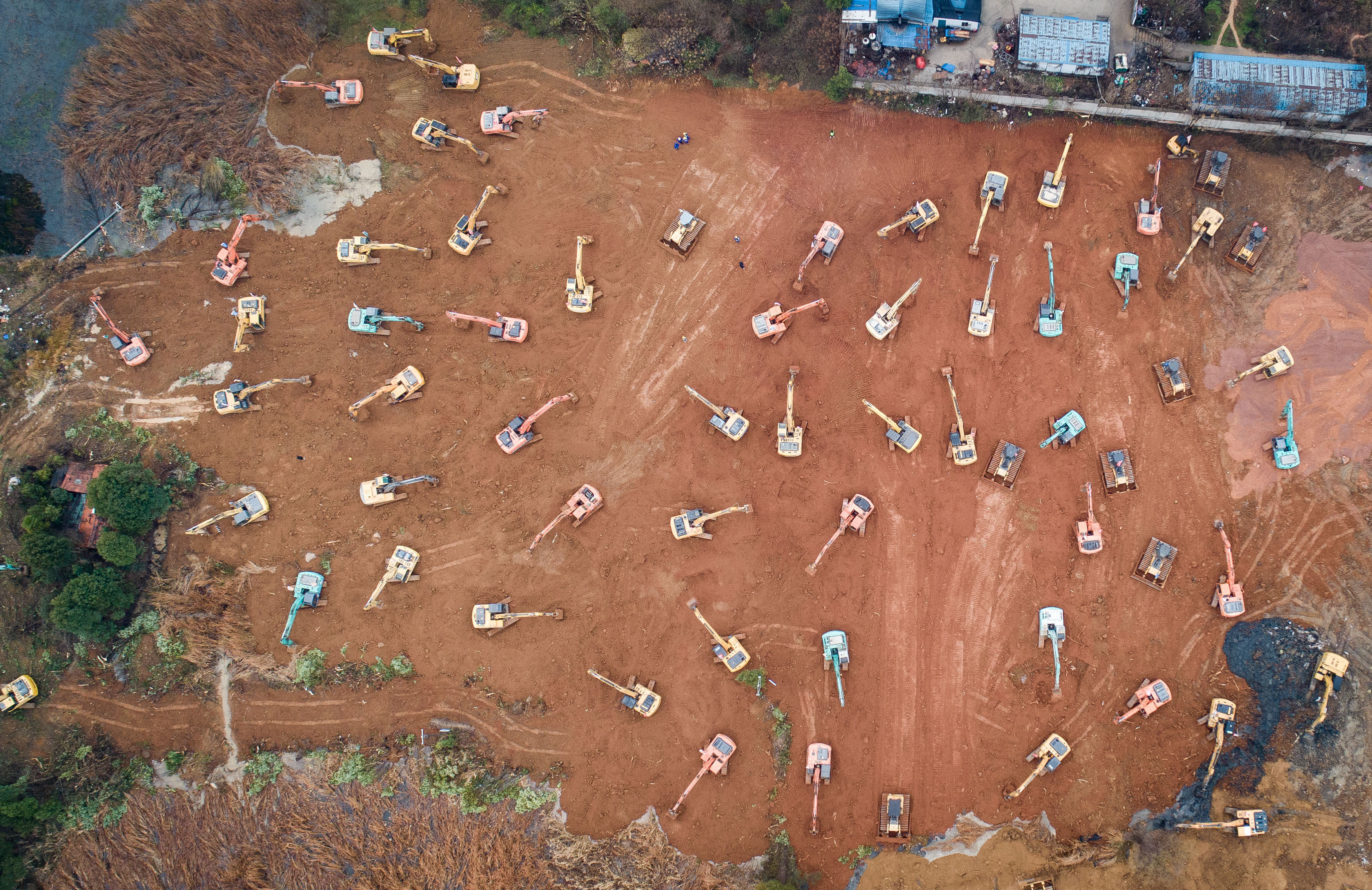 大型機械在武漢火神山醫院建設工地施工(1月24日攝,無人機照片).