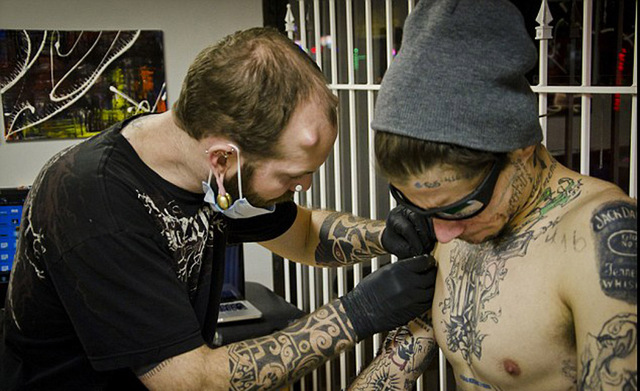 加拿大男子全身穿刺4550根紋身針破世界紀錄