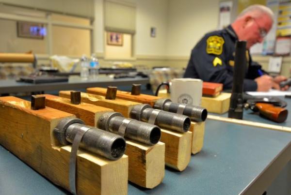 美國警察贖槍民眾拿木塊綁鐵管換錢