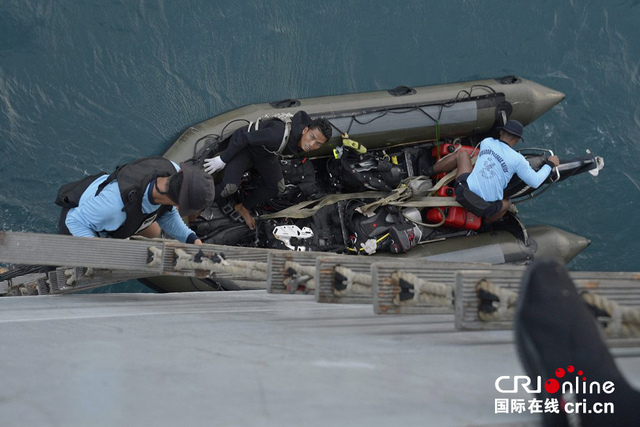 印尼海軍將亞航失事航班機尾打撈上岸