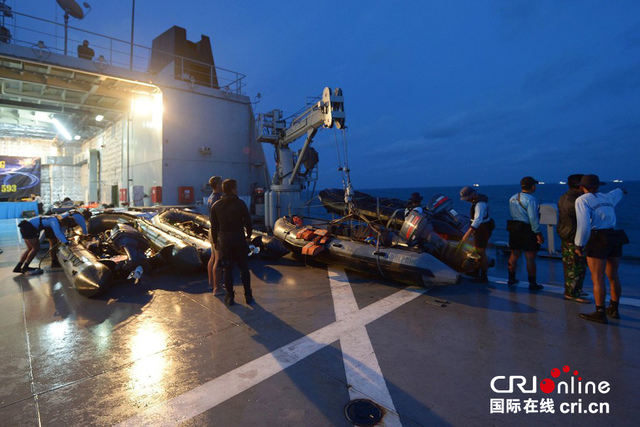印尼海軍將亞航失事航班機尾打撈上岸