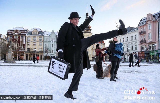捷克慶祝國際滑稽大遊行日 參賽者滑稽踢腿走路