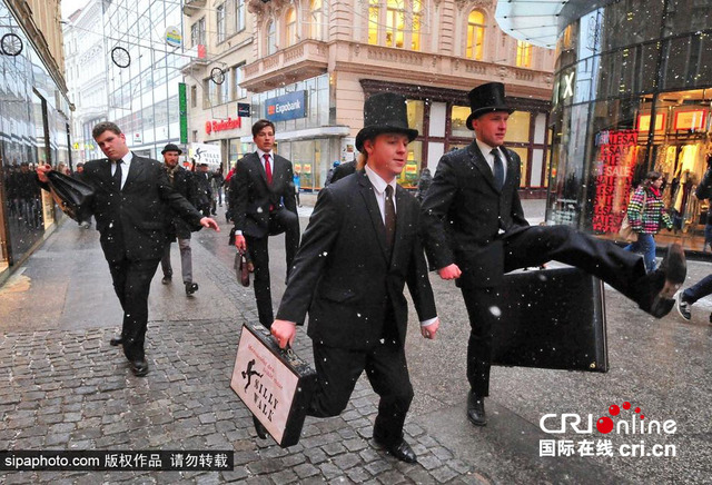 捷克慶祝國際滑稽大遊行日 參賽者滑稽踢腿走路