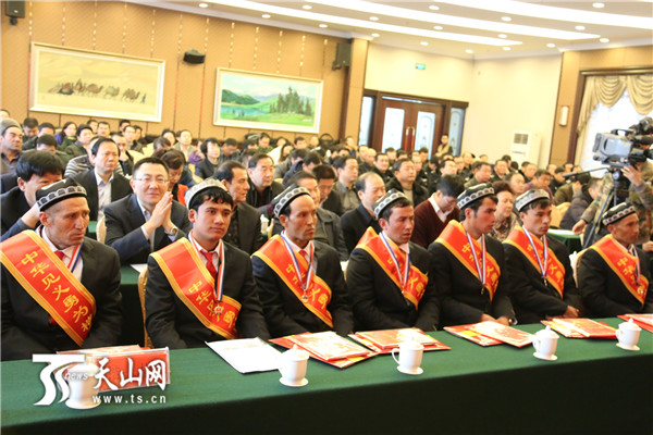 新疆七牧民勇鬥暴徒被授中華見義勇為楷模群體