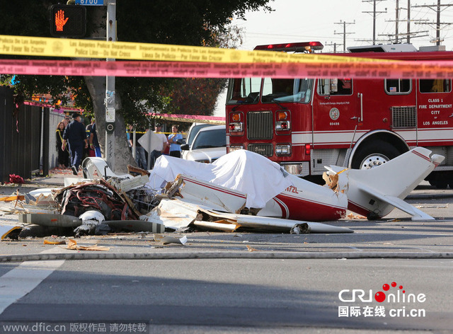 美国一架飞机坠毁十字路口 致飞行员死亡