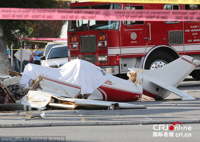 美国一架飞机坠毁十字路口 致飞行员死亡