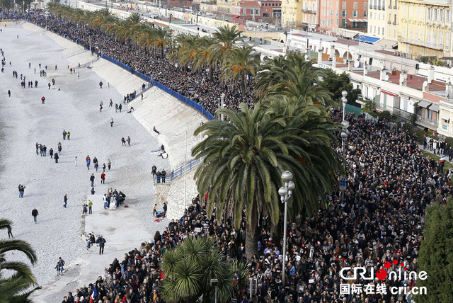 法國民眾集會悼念惡性襲擊遇難者