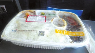 乘客爆料在45元高鐵盒飯吃出黑蟲