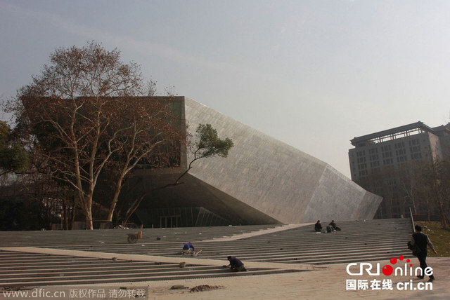 武漢大學建起全國第一懸挑樓 大半樓體懸空